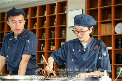 吃西餐怎么拿刀叉